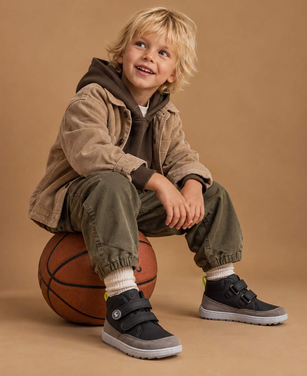 Kids barefoot shoes Be Lenka - boy sitting on a basketball