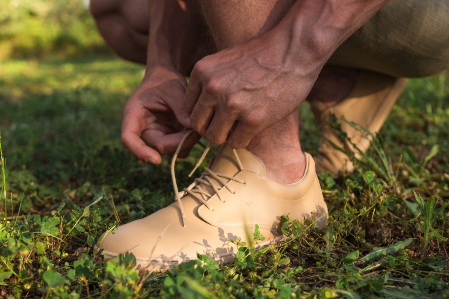Lacing tan leather men's barefoot dress shoes outdoors Lacing tan leather men's barefoot dress shoes outdoors