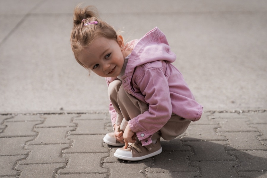 Kids' vegan barefoot shoes fastened by the child Kids' vegan barefoot shoes fastened by the child